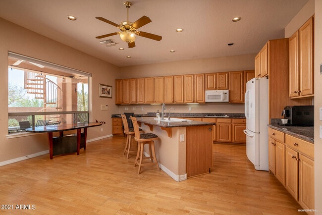 Building Photo - 533 W Desert Flower Ln