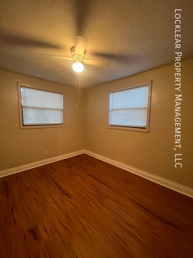 Building Photo - Spacious 3 bedroom single family home