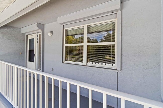 Building Photo - 880 Bird Bay Dr W