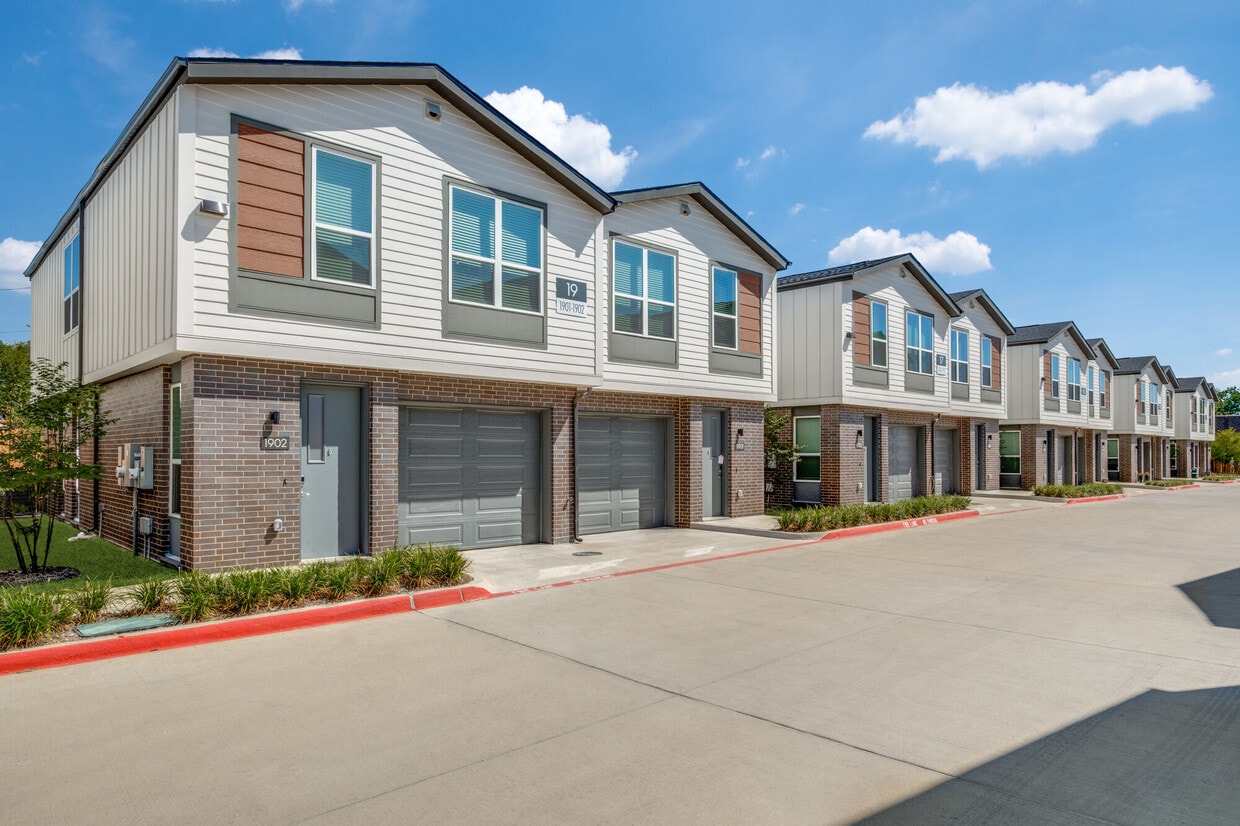Primary Photo - Eastlake Residences