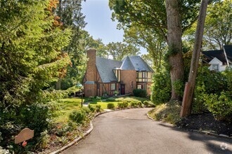 Building Photo - 11 Chelsea Dr