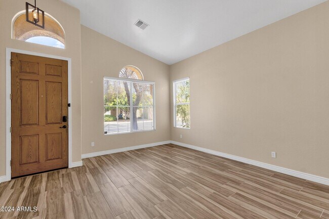 Building Photo - 3261 W Ross Dr
