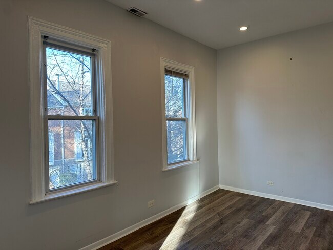 Foto del edificio - 2451 N Marshfield Ave