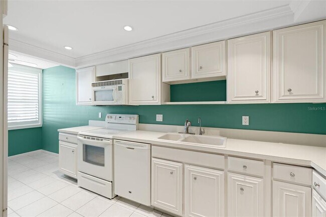 Foto del edificio - 9415 Blind Pass Rd