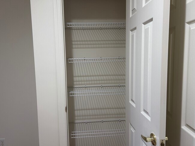 Linen Closet - 1006 Holliday Hills Dr