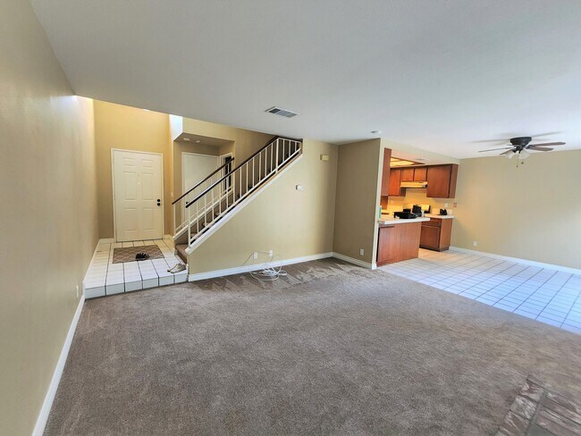 Sala de estar con chimenea - 630 W Palm Ave