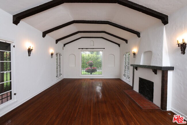 Foto del edificio - 755 N Crescent Heights Blvd