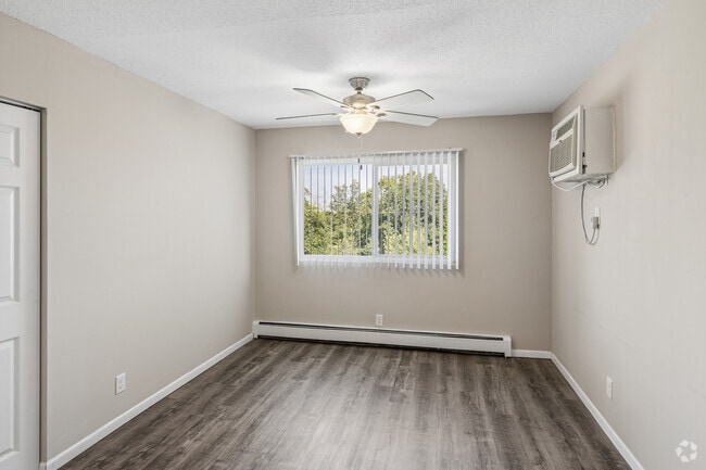 2BR, 1BA - 900SF - Dining Room - Riverwalk Apartments