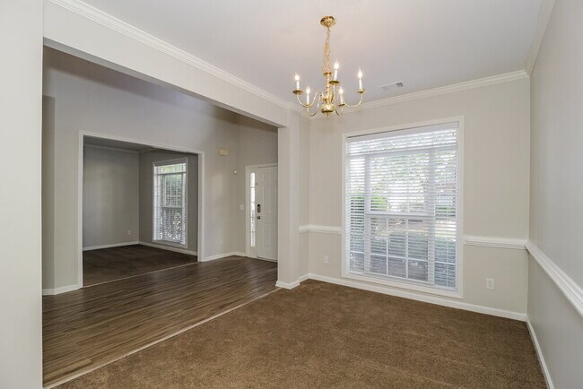 Building Photo - 1875 Eveningside Way NW