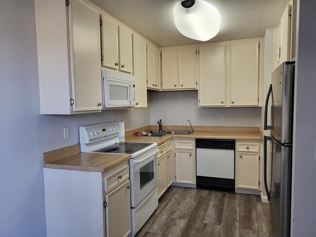 Foto del edificio - SUPER CLEAN & CUTE 2 BED 2 BATH