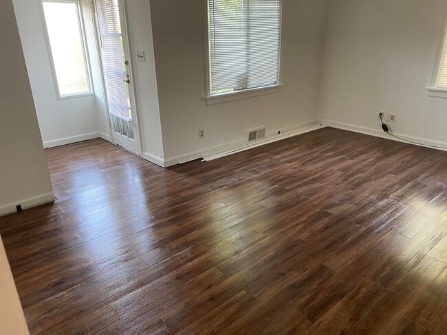 Building Photo - 843 SW 116th St