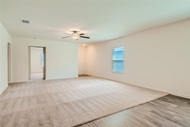 Foto del edificio - You dont want to miss this one!! 4 bedrooms!