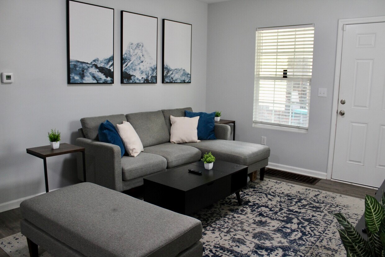 Foto principal - 3237 N Kenwood Ave
