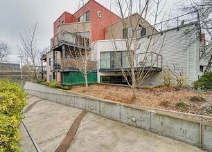 Building Photo - 820 NW Naito Pkwy