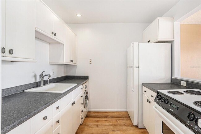 Building Photo - 9013 Tudor Dr