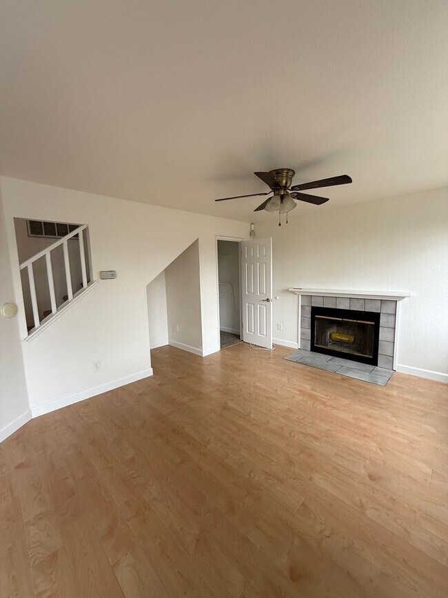 Building Photo - Great commuter Location