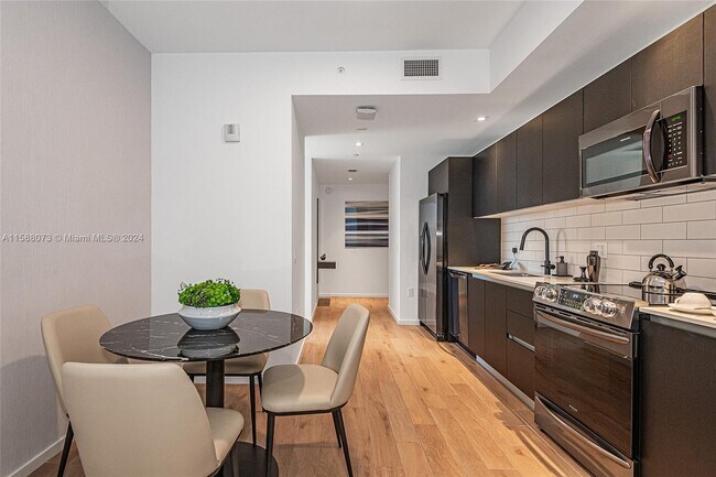 Foto del edificio - 398 NE 5th St