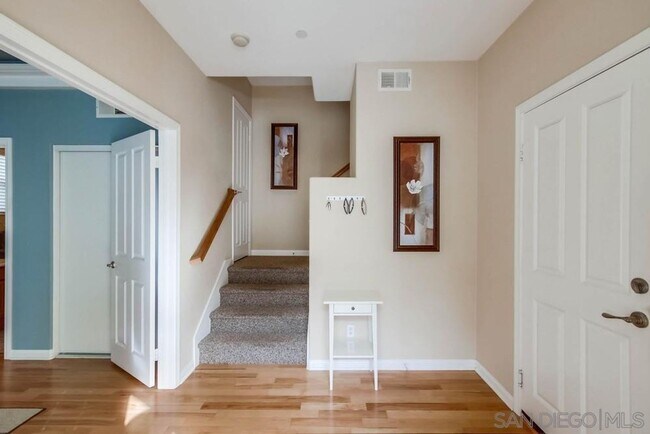 Foto del edificio - Beautiful 3 BD, 3.5 BA Detached Townhouse w/ 2 Car Garage!