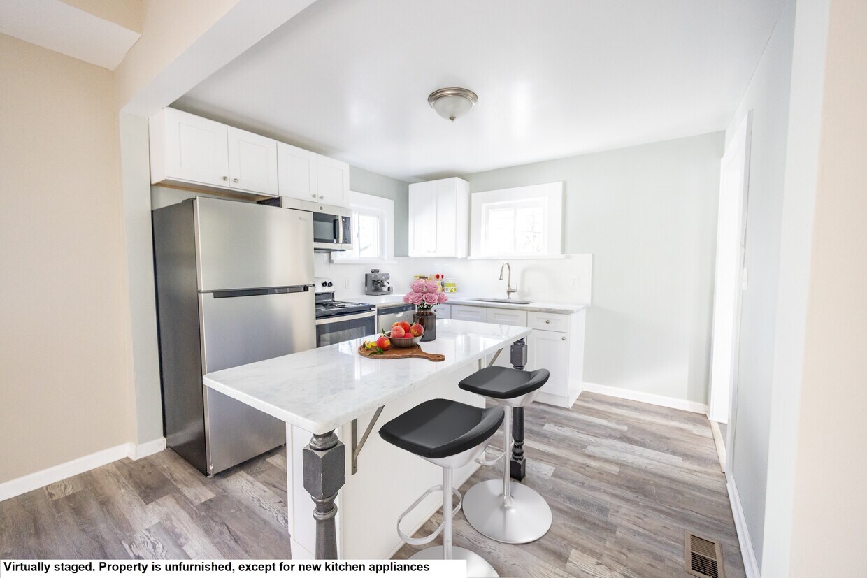 Kitchen w/ granite counters. Open-floor layout into dining rm is perfect for entertaining! - 1483 E 112th St