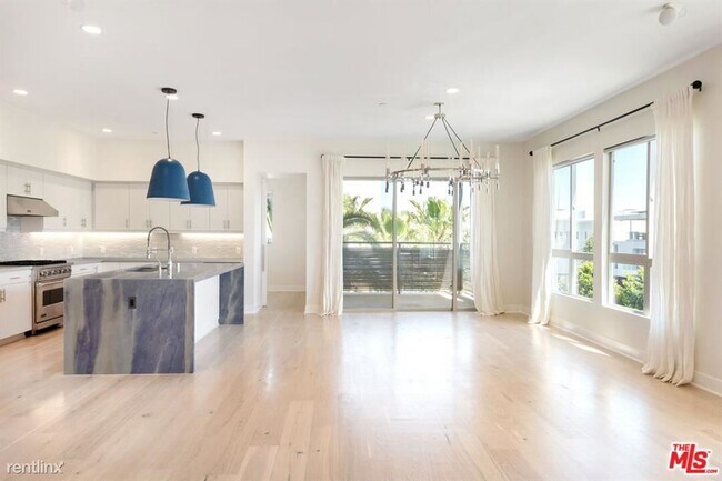 Foto del edificio - 3 br, 2.5 bath House - 5837 Village Dr Apt 4