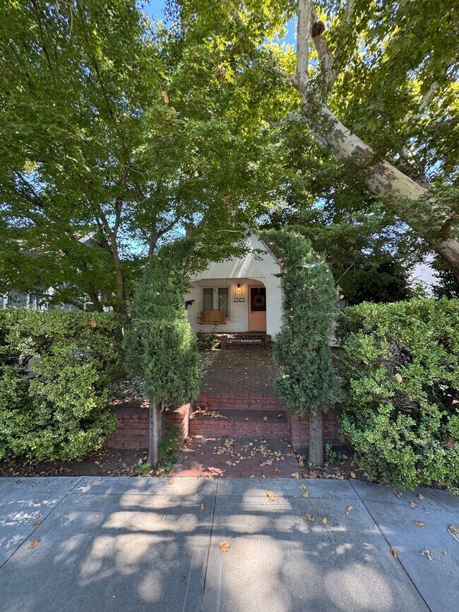 Foto del edificio - 3bed/1bath Single family home full of charm!