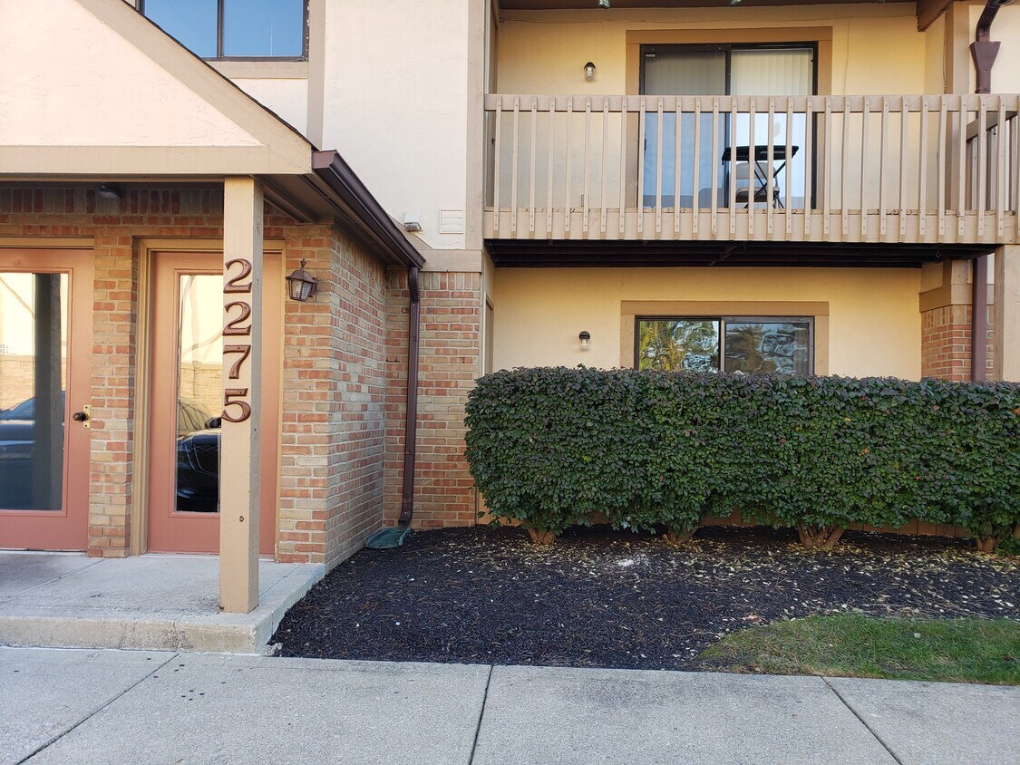 2275 Hedgerow Rd Unit D, Columbus, OH 43220 Condo for Rent in Columbus, OH