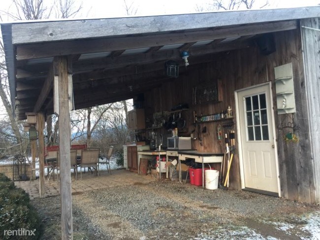 Building Photo - 1 br, 1 bath Apartment - 85 Airport Road