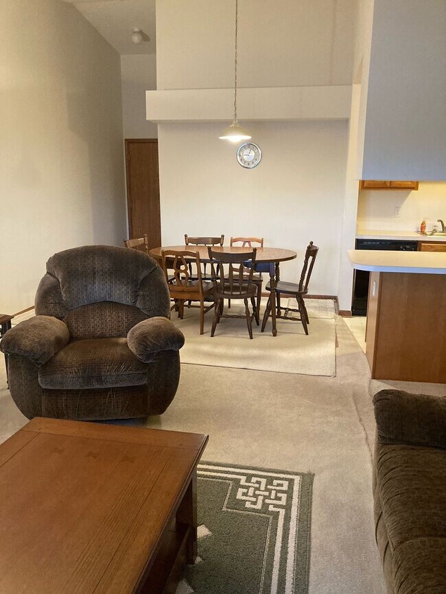 Foto del edificio - Two Bedroom Condo near St. Joes & EMU | Parking + Laundry