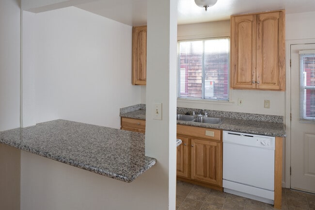 Building Photo - 6605-6605 Moeser Ln