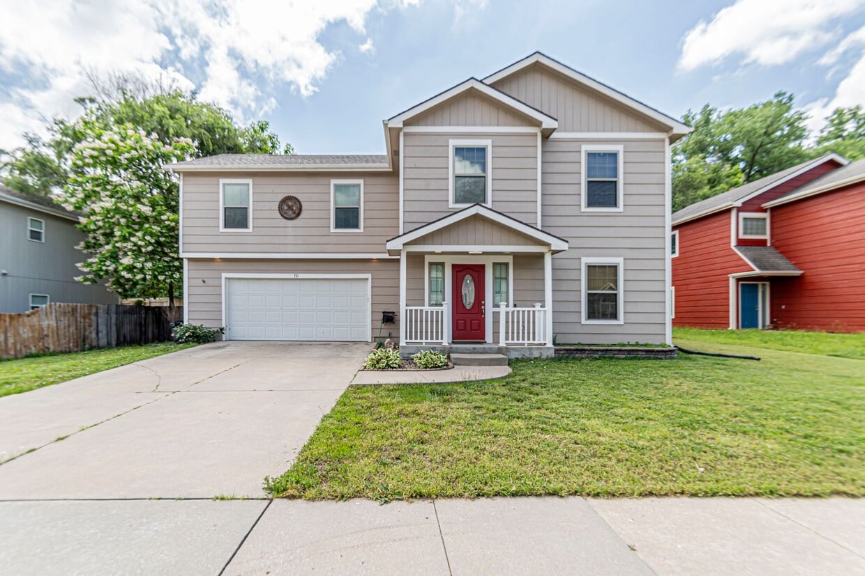 Primary Photo - Spacious single family home