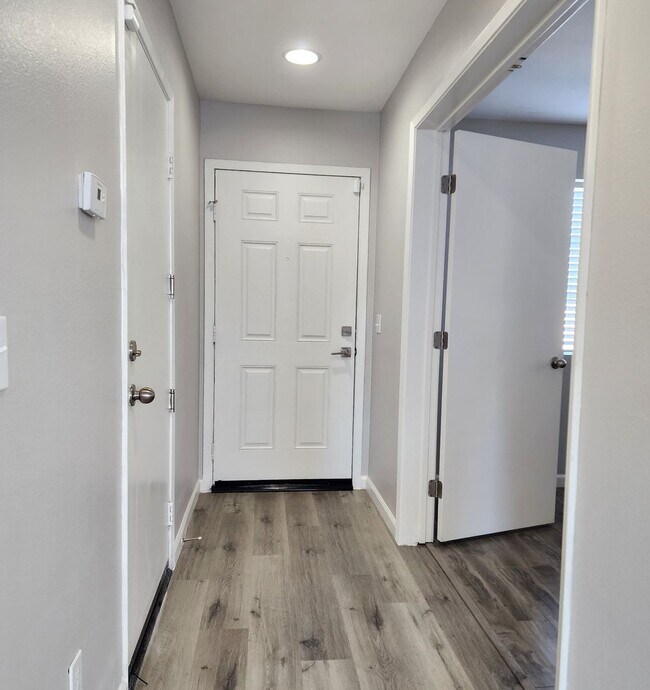 Foto del edificio - Canyon Hills 2 Story, 4BD, 2.5BA Lake Elsi...