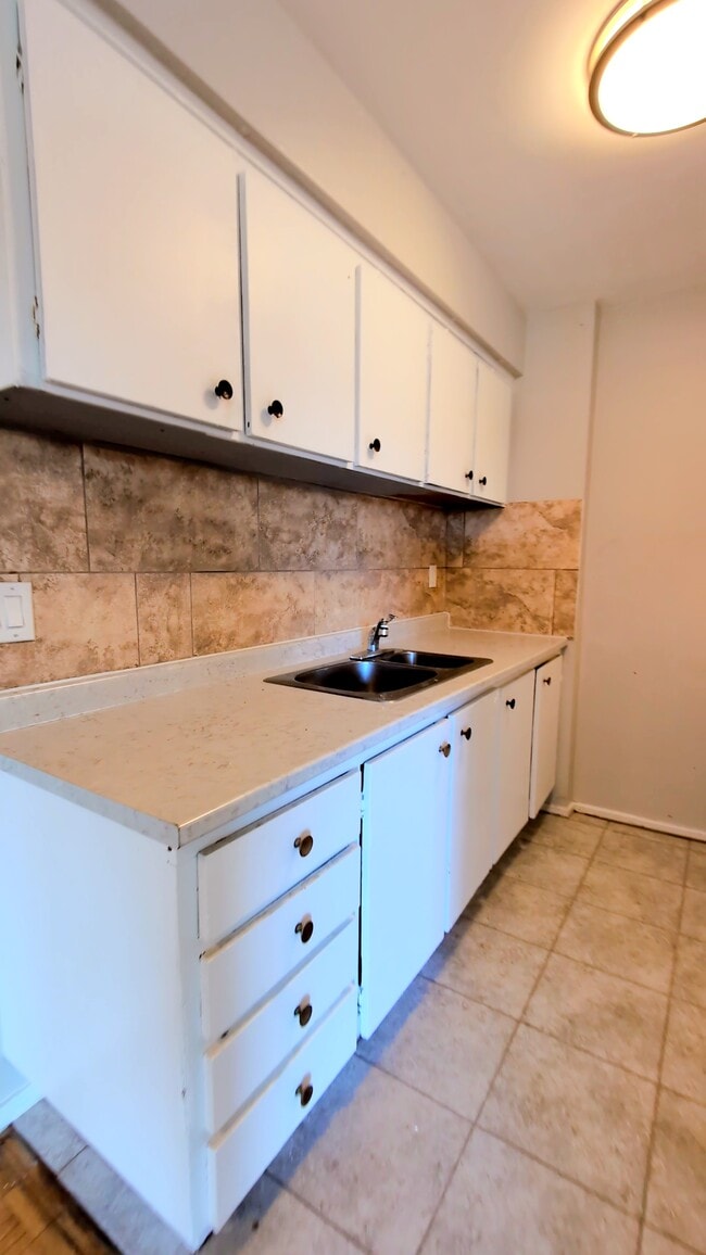 Building Photo - 3015 Sandwich St.