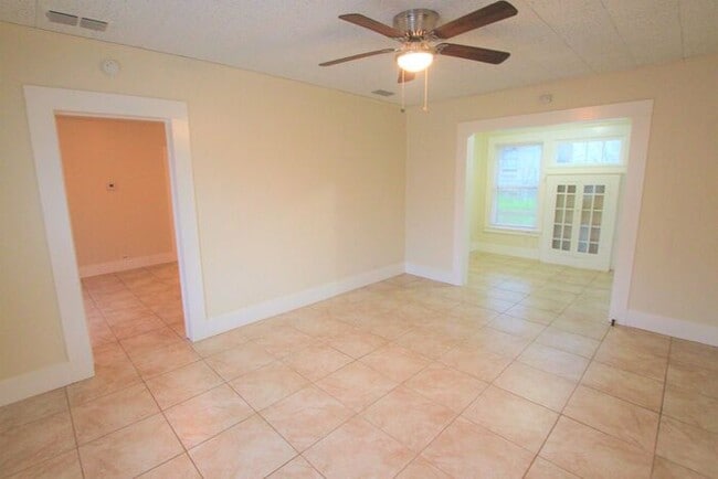 Building Photo - Tour Today! Cozy 2 Bedroom, 1 Bath Duplex ...