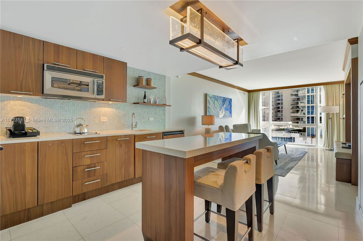 Foto principal - 6801 Collins Ave