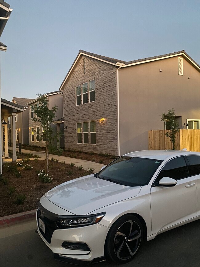 Building Photo - 10945 N Honeysuckle Dr