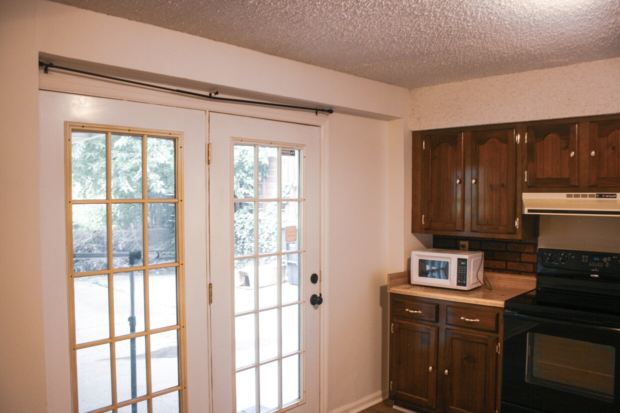 Entrance into the kitchen. - 513 Amalie Ct