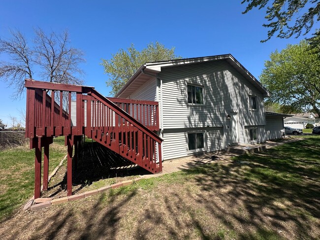 Building Photo - Beautiful 3 bedroom, 2 bath Townhome with ...