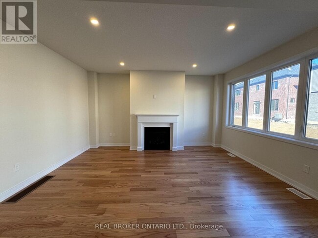 Photo du bâtiment - 90 Sunflower Cres