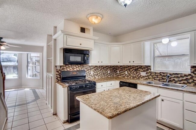 Building Photo - 19531 Enchanted Oaks Dr