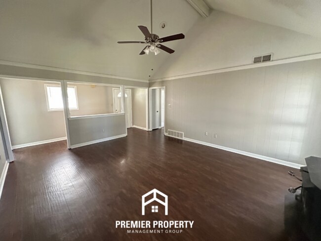 Foto del edificio - 6128 Briarbend Ln