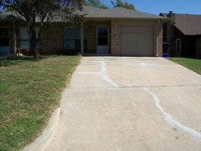 Building Photo - 410 S Greengate Dr