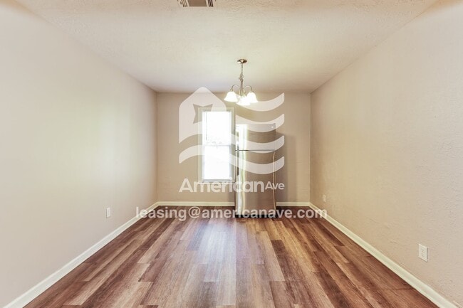 Building Photo - 664 Schroder Ave NE