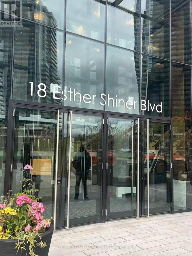 Photo du bâtiment - 18 Esther Shiner Blvd