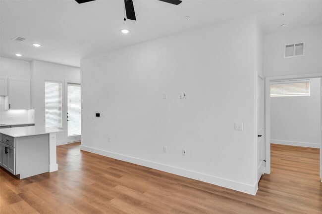 Building Photo - 1411B Provident Dr