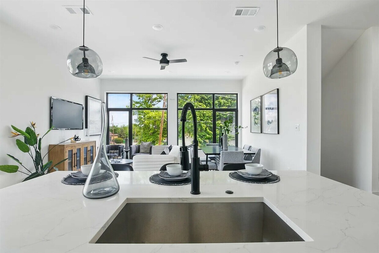 Foto principal - 430 E 8th St