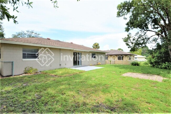 Building Photo - 133 Hidden Lake Dr