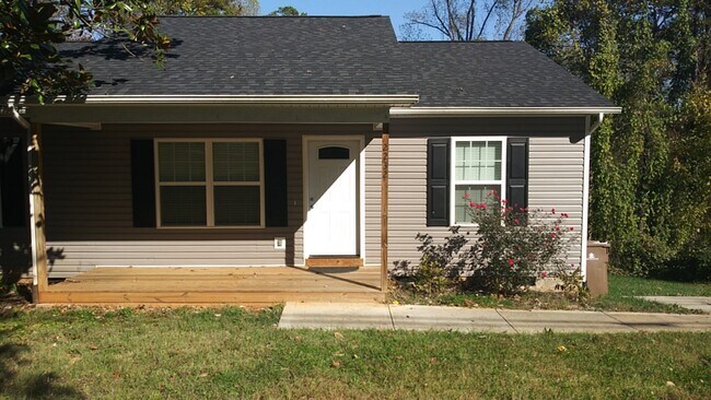 Building Photo - 2232 Roundtree Rd