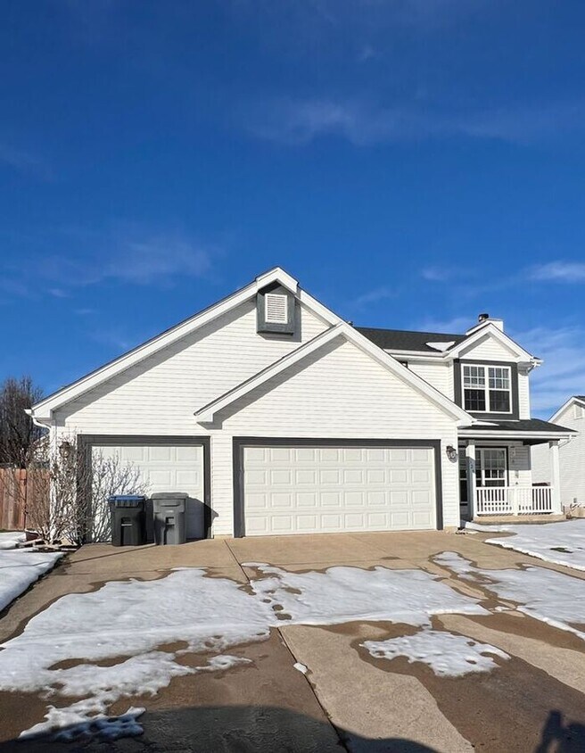 Foto principal - Cozy 3-Bedroom, 4-Bathroom Home in Saint L...