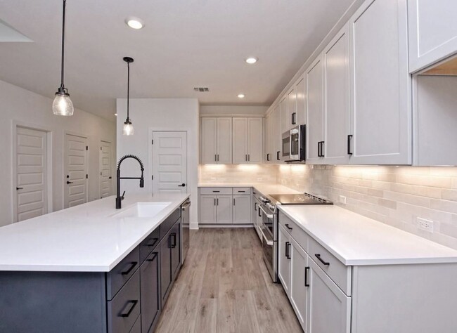 Building Photo - 920 Ray Berglund Blvd