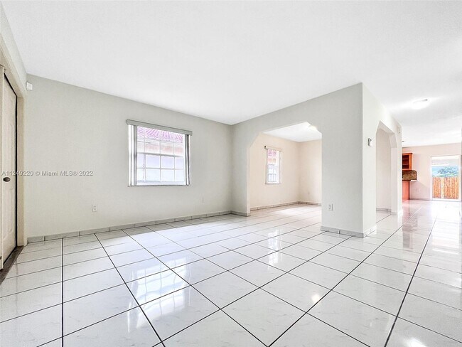 Building Photo - 3650 SW 27th St